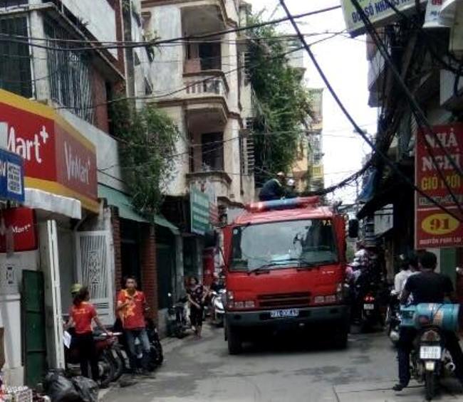 Cháy nhà, xe chữa cháy loay hoay di chuyển vì ngõ nhỏ, dây điện ảnh 2